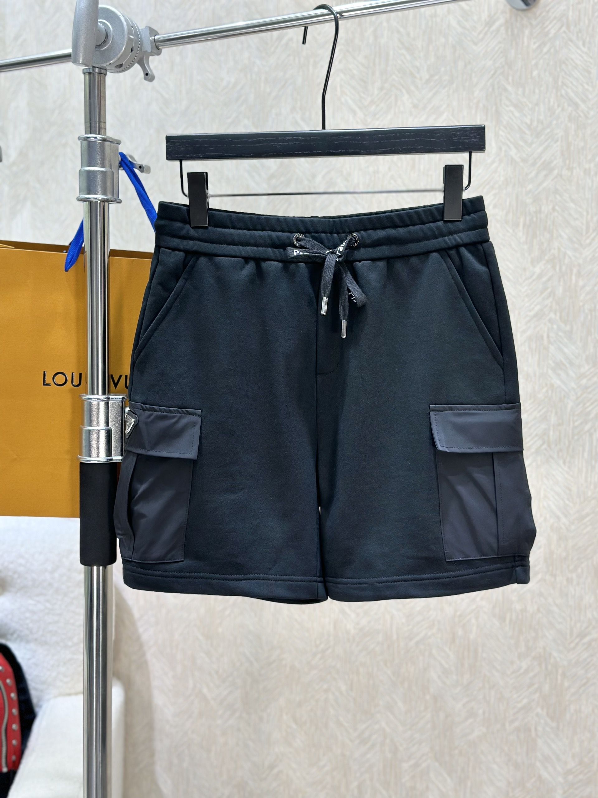 Quần short nỉ Prada P Đen túi hộp logo tag tam giác Like Auth 1-1 on web VTN